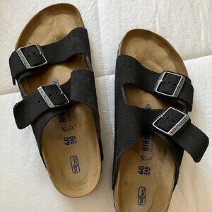 Birkenstock Arizona Suede Sandals.  Soft Footbed.  Size 40. Charcoal Color